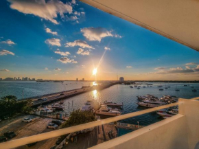 Bayfront Apartment Breathtaking Views- one bedroom w balcony- living room -Free Parking